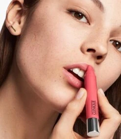 Clinique Chubby Stick Moisturizing Lip Colour Balm - Graped-up 26 Clinique Chubby Stick Moisturizing Lip Colour Balm - Graped-up -GlowBelle Verkoopwinkel 1039x1200