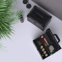 Make Up Koffer- Make Up Organizer- Beautycase -zwart -Make-upkoffer- Multifunctionele Koffer- Make-upkoffer- Sieradenkoffer- Kapperskoffer- Afneembare Schouderriem- Klassieke Zwarte Beautycase 12 Make Up Koffer- Make Up Organizer- Beautycase -zwart -Make-upkoffer- Multifunctionele Koffer- Make-upkoffer- Sieradenkoffer- Kapperskoffer- Afneembare Schouderriem- Klassieke Zwarte Beautycase -GlowBelle Verkoopwinkel 1200x1200 1598
