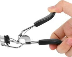 INTER-ESQUE® Wimperkruller Met Kam - Eyelash Curler + 5x Gratis Extra Siliconen Pad - Zwart/Zilver -GlowBelle Verkoopwinkel 1200x955 3