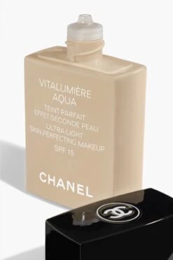 Chanel Vitalumiere Aqua Foundation - 30 Beige - SPF15 - 30 Ml 18 Chanel Vitalumiere Aqua Foundation - 30 Beige - SPF15 - 30 Ml -GlowBelle Verkoopwinkel 800x1200